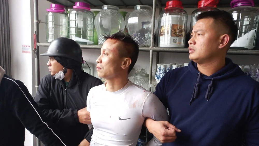 người đàn ông nghi ngáo đá