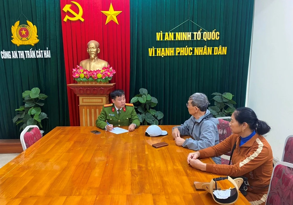 Công an thị trấn Cát Hải (huyện Cát Hải) hướng dẫn vợ chồng ông Ngọc tránh lừa đảo