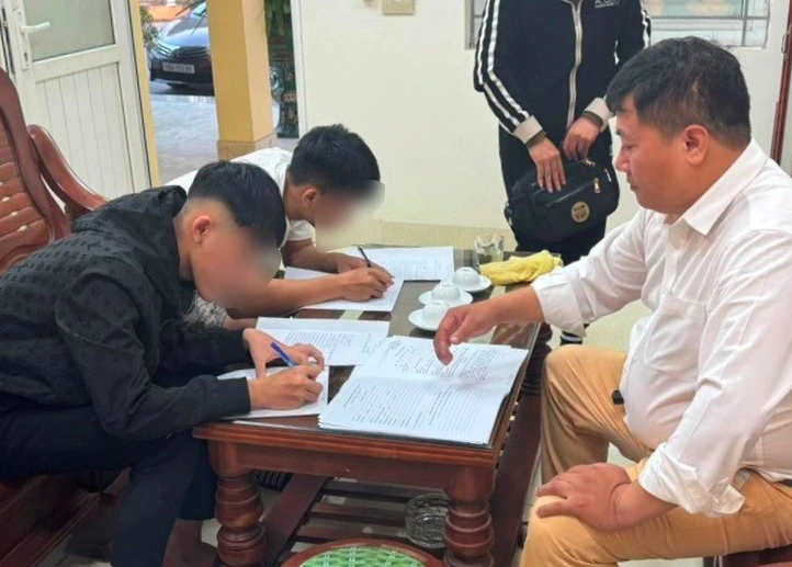 Hai thiếu niên bốc đầu xe máy trên quốc lộ 10 tại cơ quan công an