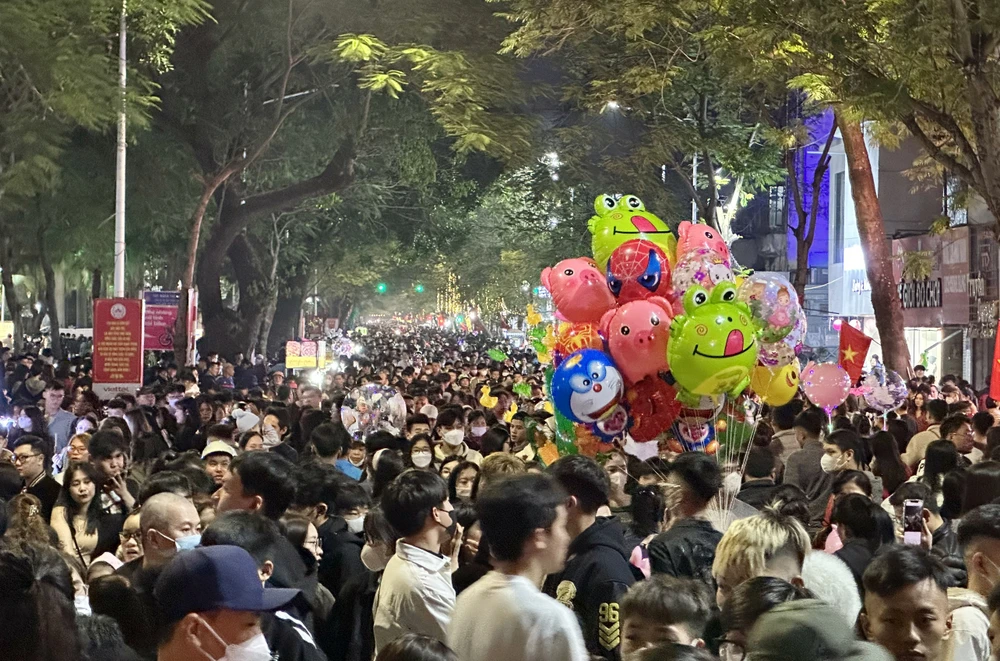 bien-nguoi-do-ve-trung-tam-thanh-pho-trong-lan-dau-tien-hai-phong-ban-phao-hoa-dip-tet-duong-lich-2-8909.jpg