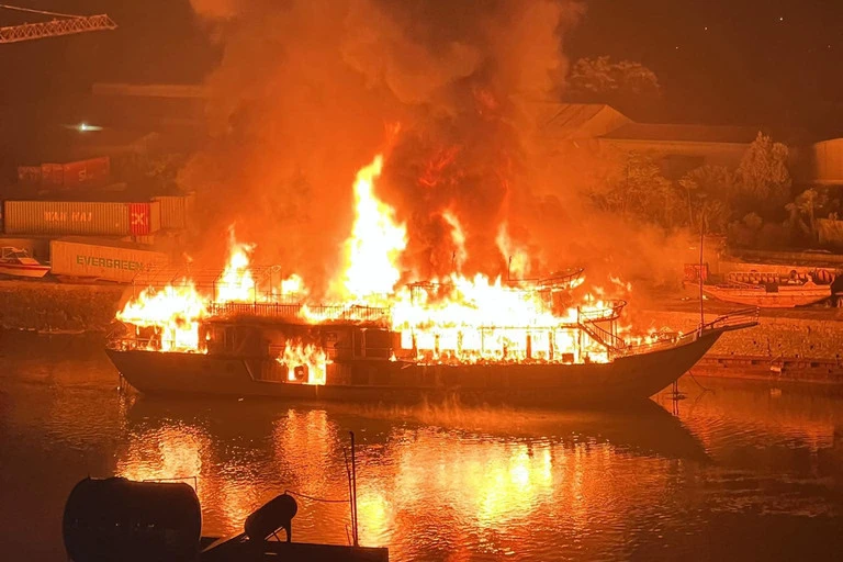 Cả ba tàu du lịch bị thiêu rụi hoàn toàn