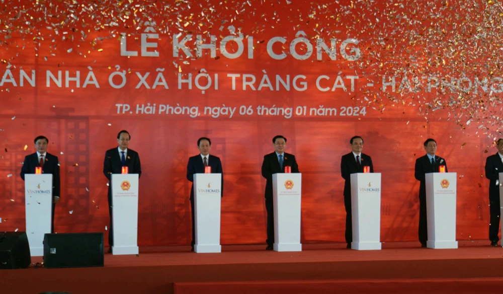 Các đại biểu bấm nút khởi công dự án NƠXH Tràng Cát