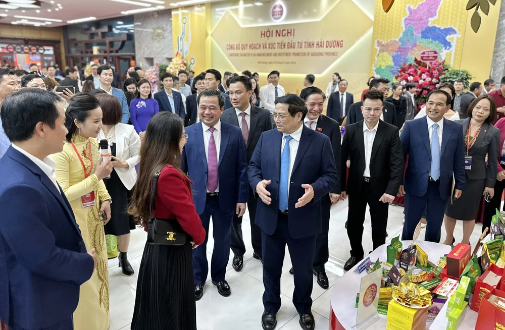 Thủ tướng Phạm Minh Chính tham quan các gian hàng sản phẩm nông nghiệp tỉnh Hải Dương