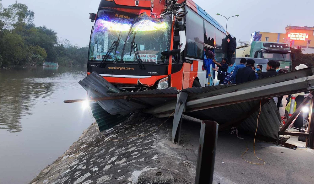 Hiện trường xe khách mất lái đâm vào hộ lan cầu