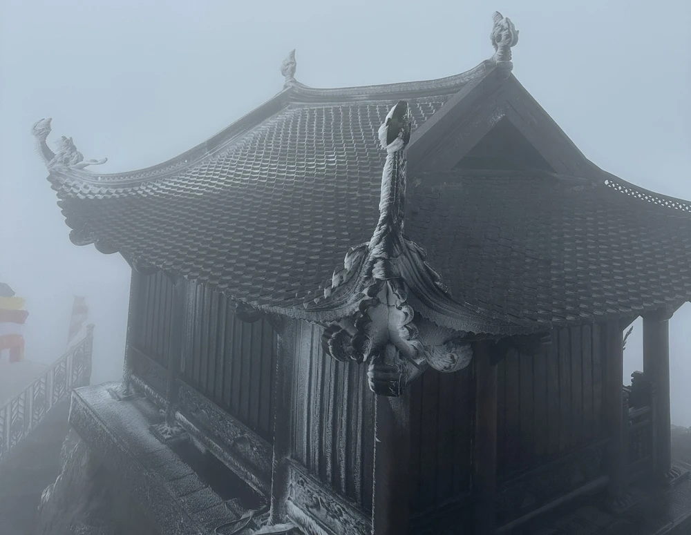 Chùa Đồng trên đỉnh Yên Tử bị bao phủ bởi băng giá