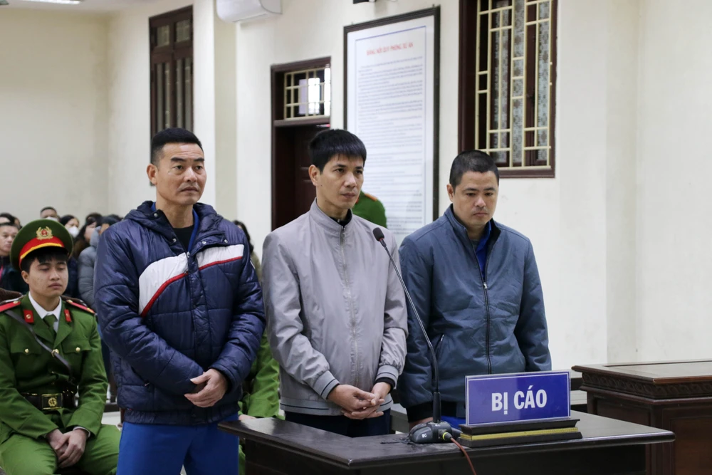 Ba bị cáo trong vụ nhận hối lộ tại trung tâm đăng kiểm Thái Bình trong phiên toà xét xử