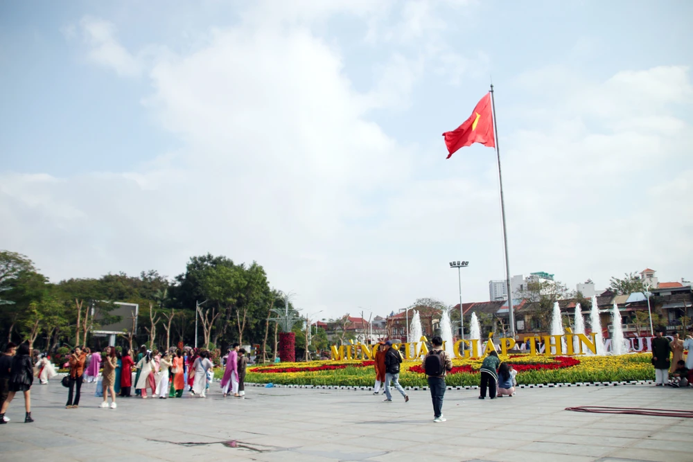 <b>Dải vườn hoa trung tâm thành phố</b> Hải Phòng đã được hoàn tất công tác trang trí khoảng 3 ngày nay. Dịp cuối tuần giáp Tết này, tranh thủ thời tiết đẹp, hàng nghìn người dân thành phố, du khách nô nức đến đây tham quan, chụp ảnh. Ảnh: Ngọc Sơn