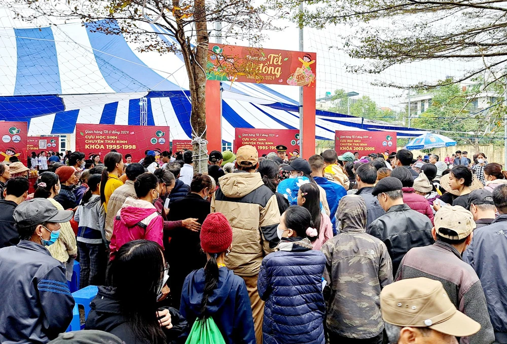 Ông Chu Quốc Hoàn, Chủ tịch Hội Cựu học sinh THPT Chuyên Thái Bình, Trưởng BTC cho biết tại Phiên Chợ đầu tiên vào năm 2023, phiên chợ đã chào đón gần 800 khách hàng đến chợ với hơn 8.000 suất hàng hóa. Ảnh: Ngọc Sơn