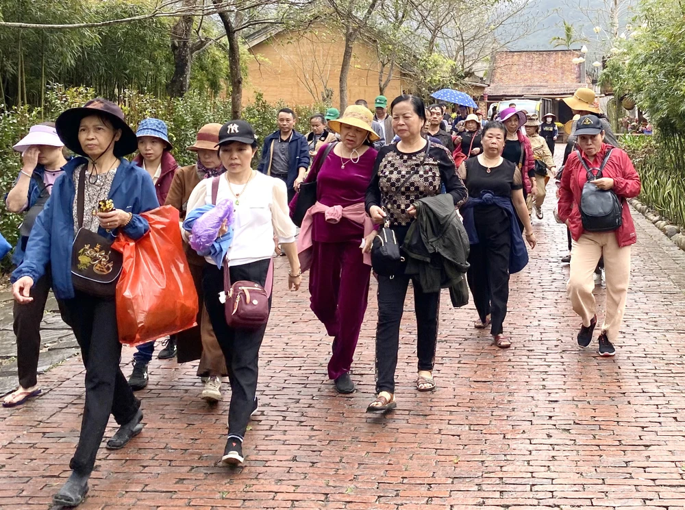 Sáng 19-2 (mùng 10 tháng Giêng), Ban Trị sự Giáo hội Phật giáo Việt Nam tỉnh Quảng Ninh và UBND TP Uông Bí phối hợp tổ chức khai mạc Lễ hội Xuân Yên Tử 2024. Theo ước tính của ban tổ chức, có khoảng 2 vạn người dân, du khách thập phương đến với Yên Tử trong ngày này. Ảnh: Ngọc Sơn