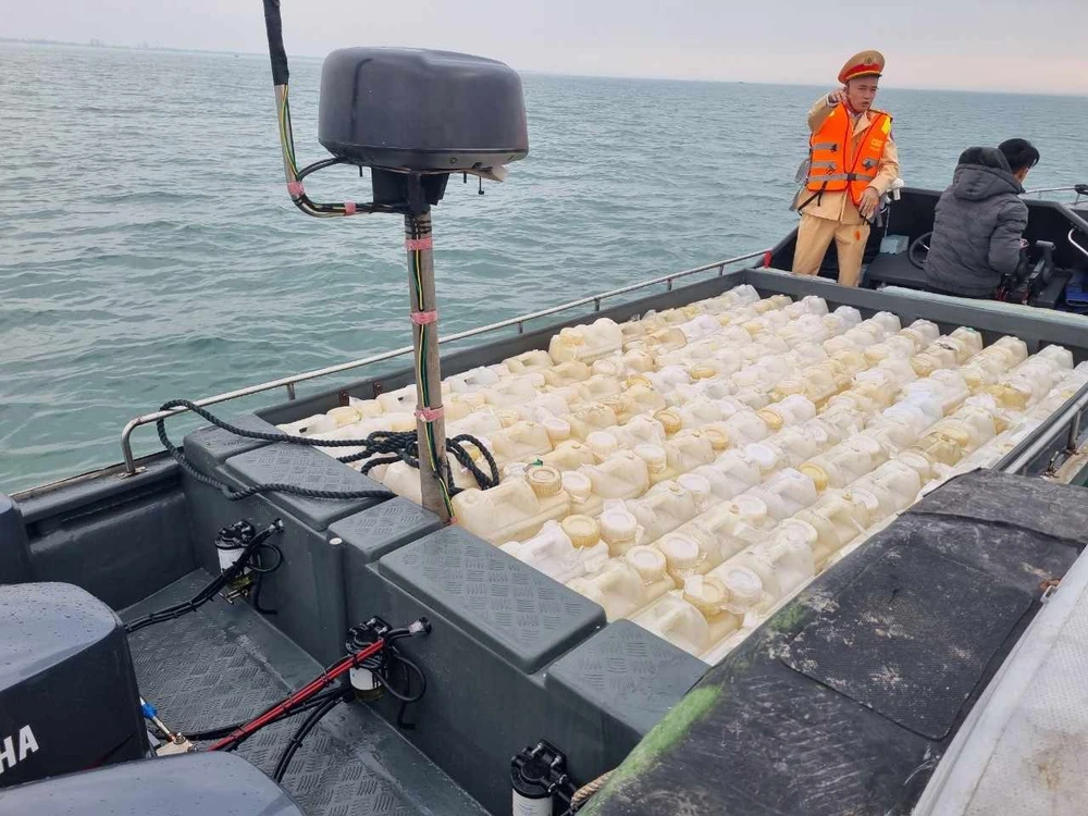 Lực lượng chức năng tiến hành bắt giữ phương tiện chở hơn 250 can xăng 'lậu'