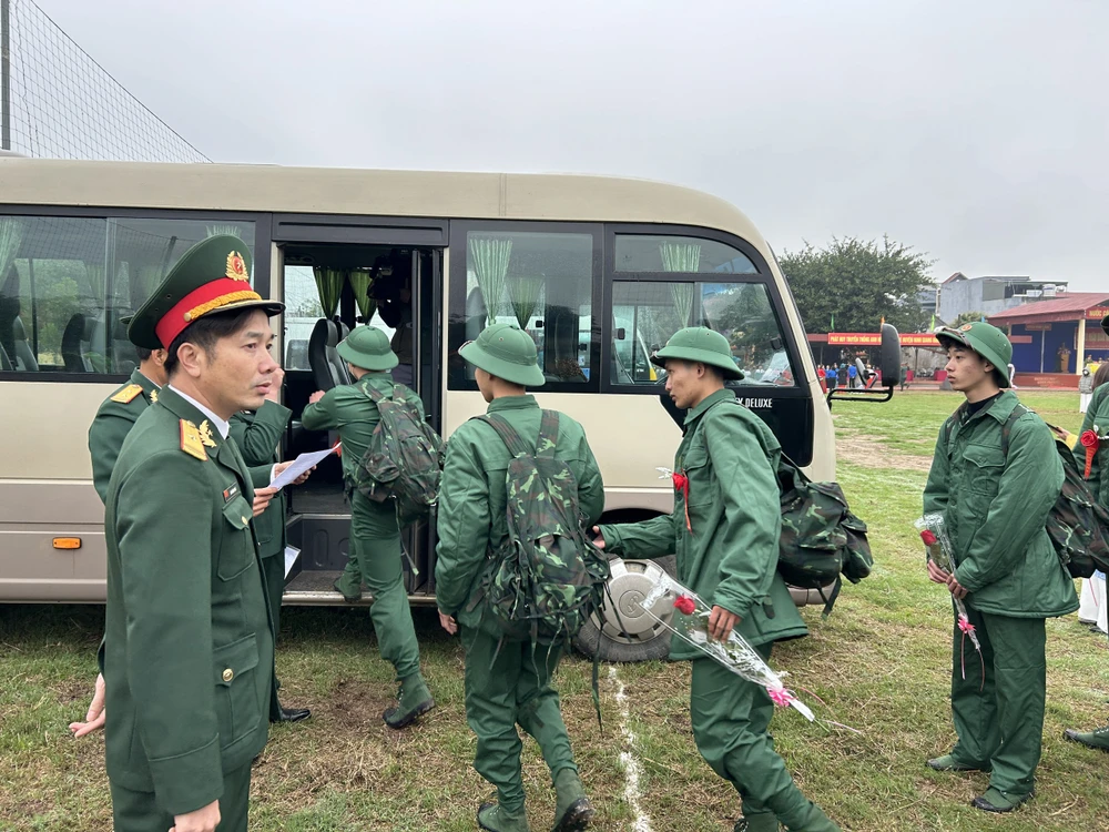 Các thanh niên Hải Dương lên đường nhập ngũ cuối tháng 2 vừa qua. Ảnh: Ngọc Sơn