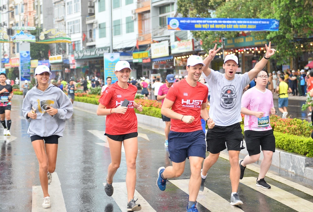 giải chạy vòng quanh Cát Bà