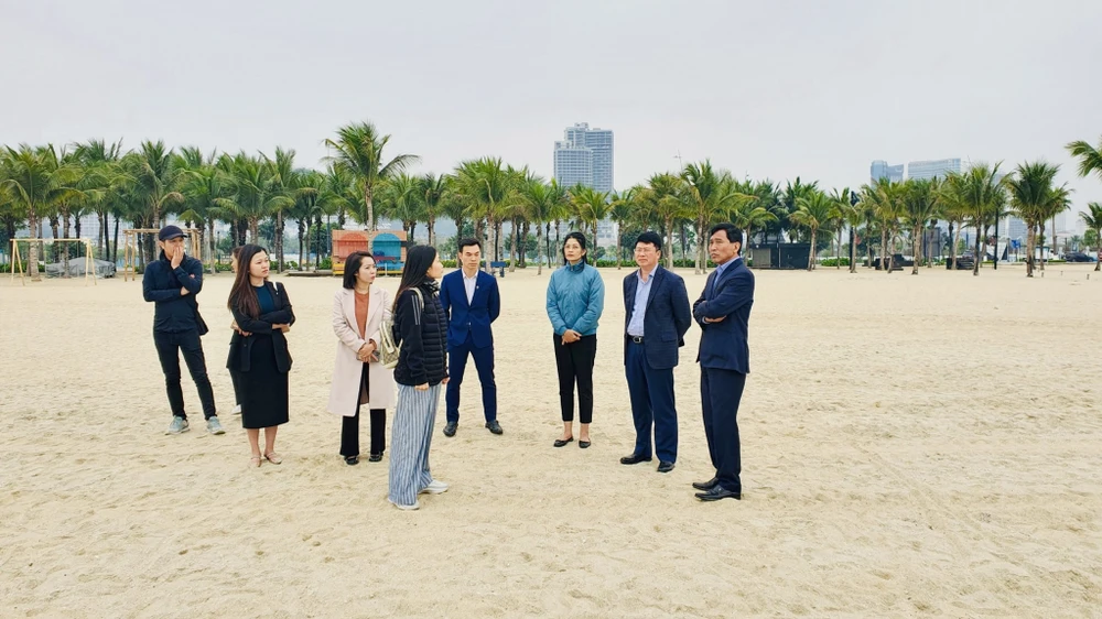 Lãnh đạo UBND TP Hạ Long kiểm tra thực tế bãi biển Khu du lịch Bãi Cháy nơi sẽ diễn ra Carnaval Hạ Long 2024