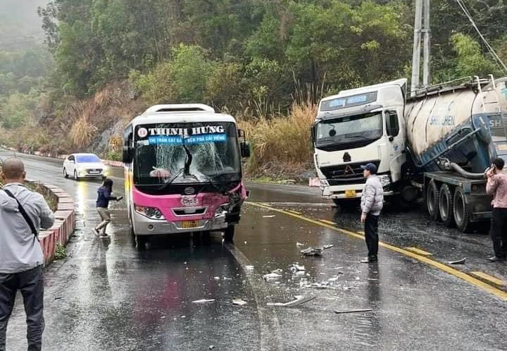 Hiện trường xe khách va chạm với xe đầu kéo