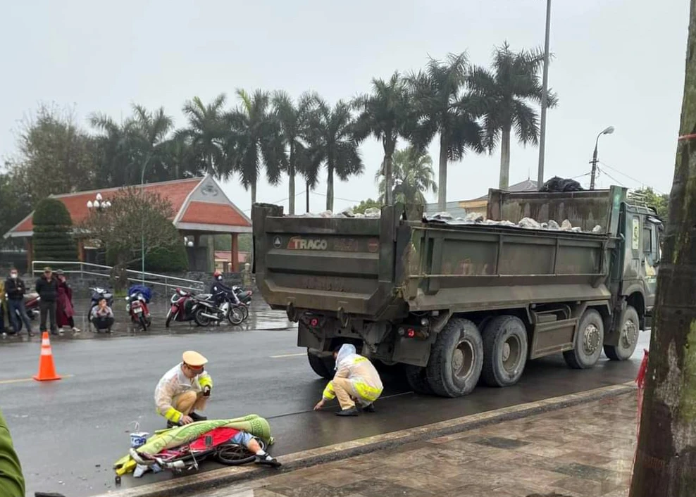 Hiện trường xe tải đâm tử vong cháu bé 10 tuổi.