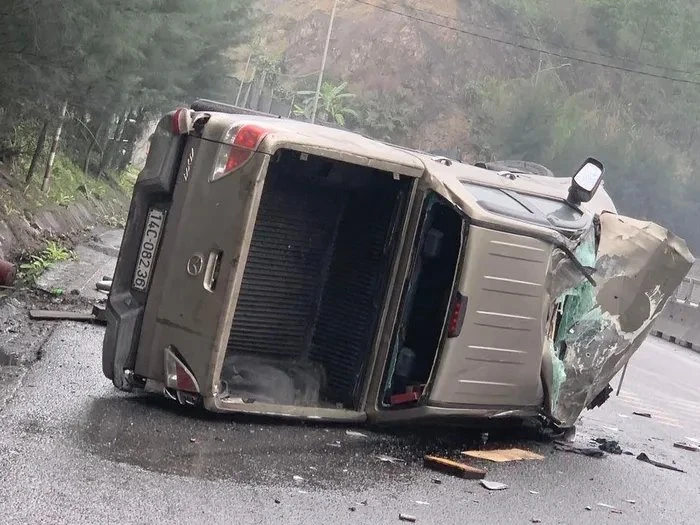 Hiện trường vụ việc xe bán tải lật nhào trên quốc lộ 18