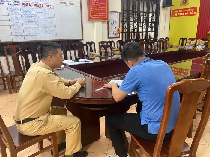 Đội CSGT đường bộ số 2, Phòng CSGT Công an tỉnh Quảng Ninh làm việc với tài xế xe ô tô quay đầu bỏ chạy ngược chiều. Ảnh: CTV