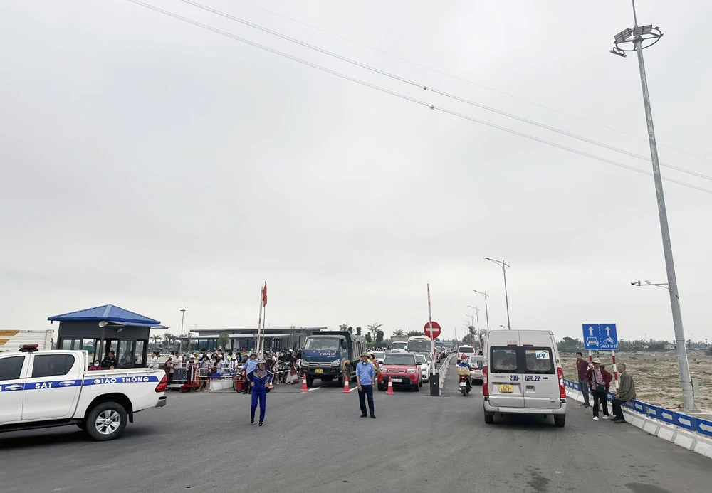 Do lượng khách đông, phà Đồng Bài sang đảo Cát Bà có dấu hiệu ùn tắc từ 10 giờ sáng nay. Ảnh: Ngọc Sơn