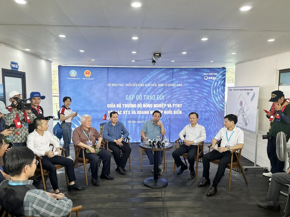 Bộ trưởng Bộ Nông nghiệp và Phát triển Nông thôn Lê Minh Hoan cùng Chủ tịch tỉnh Quảng Ninh Cao Tường Huy gặp gỡ các doanh nghiệp, HTX nuôi biển. Ảnh: Ngọc Sơn