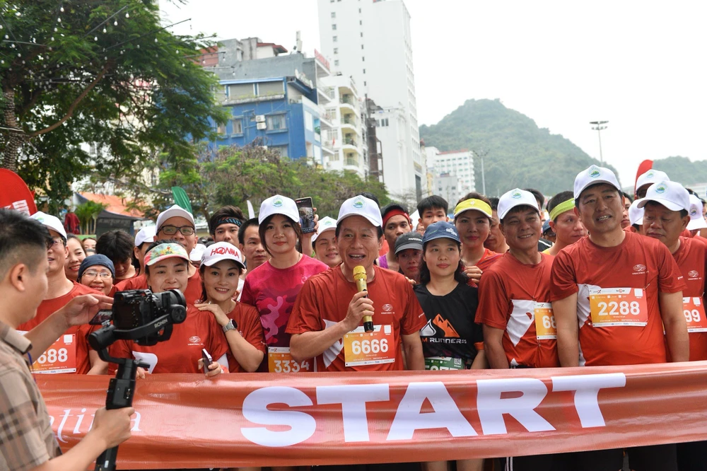 Bí thư Thành uỷ Hải Phòng Lê Tiến Châu bày tỏ cảm xúc trước khi xuất phát. Ảnh: Ngọc Sơn