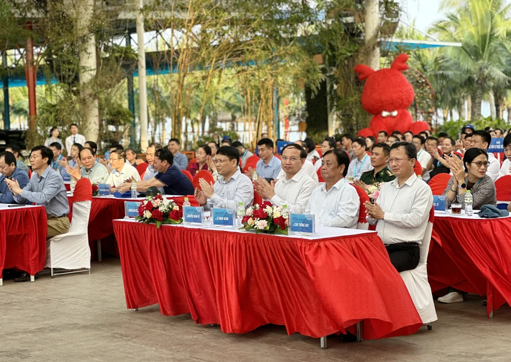 Bộ trưởng Bộ NN-PTNT Lê Minh Hoan cùng lãnh đạo tỉnh Quảng Ninh dự lễ thả con giống. Ảnh: Ngọc Sơn