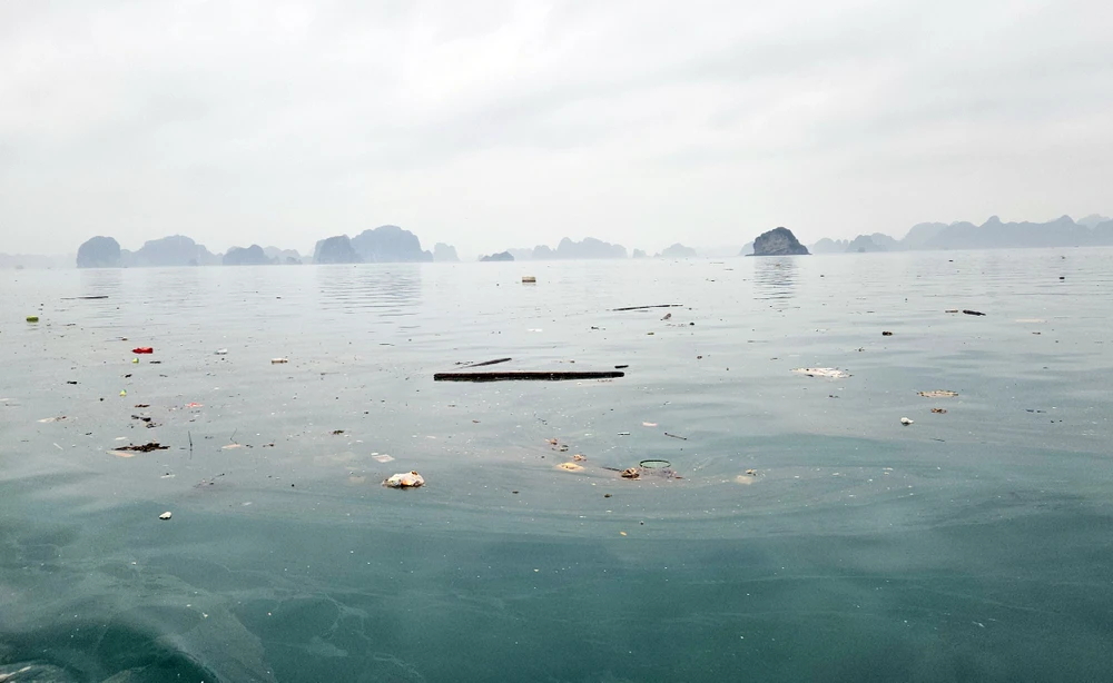 rac-tren-vinh-ha-long-la-khong-the-tranh-khoi-2.jpg