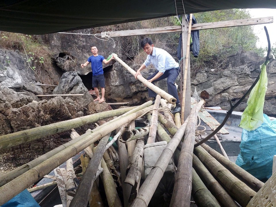 Tàu của Ban Quản lý Vịnh Hạ Long đi vớt rác tồn đọng trên các đảo