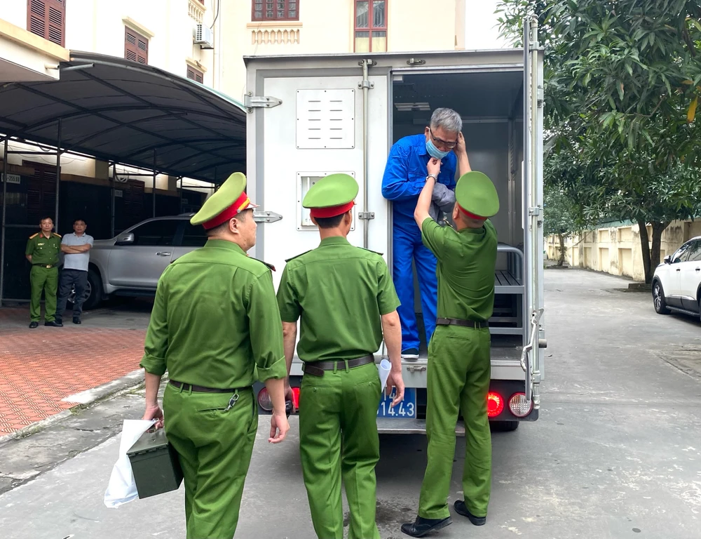 Cựu Giám đốc Công an Hải Phòng Đỗ Hữu Ca bị áp giải đến toà. Ảnh: Ngọc Sơn