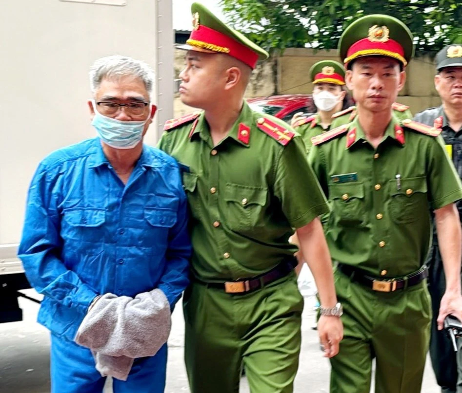 Cựu Giám đốc Công an Hải Phòng Đỗ Hữu Ca khi bị áp giải đến toà. Ảnh: Ngọc Sơn