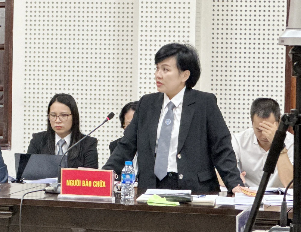 Luật sư bào chữa cho ông Đỗ Hữu Ca trình bày quan điểm tại toà. Ảnh: Ngọc Sơn