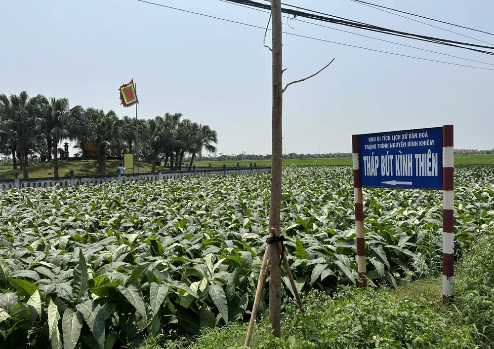 Tháp bút Kình Thiên là một trong những công trình nằm trong Di tích quốc gia đặc biệt Đền thờ Trạng Trình Nguyễn Bỉnh Khiêm, nằm tại xã Lý Học, huyện Vĩnh Bảo, Hải Phòng. Ảnh: Ngọc Sơn