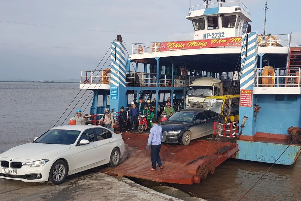 Hải Phòng sẽ hạn chế ô tô con, ô tô tải qua phà sang đảo Cát Bà trong giờ cao điểm. Ảnh: Ngọc Sơn