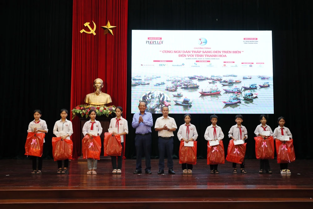 cung ngu dan thap sang den tren bien 50.jpg