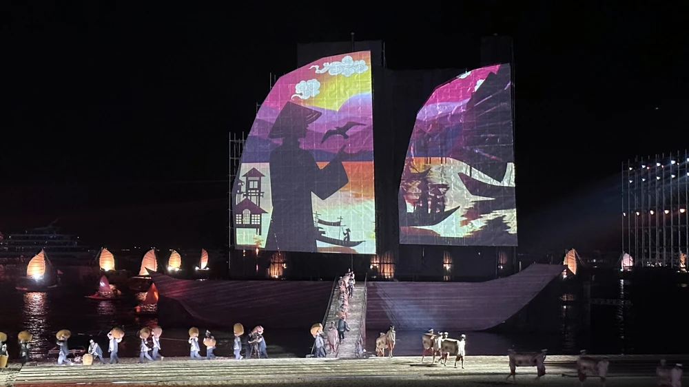 Trong 17 lần tổ chức, năm nay, lần đầu tiên, Carnaval Hạ Long 2024 được thể hiện bằng hình thức nghệ thuật sân khấu Thực cảnh trên biển, với những công nghệ hiện đại nhất, không chỉ vẽ nên bức tranh tuyệt đẹp về một Hạ Long-Quảng Ninh đa sắc màu, mà còn tôn vinh Vịnh Hạ Long - một trong 7 kỳ quan thiên nhiên mới của thế giới, 3 lần được UNESCO vinh danh là Di sản thiên nhiên thế giới, đánh dấu 30 năm UNESCO lần đầu vinh danh Di sản độc đáo này. Ảnh: NS