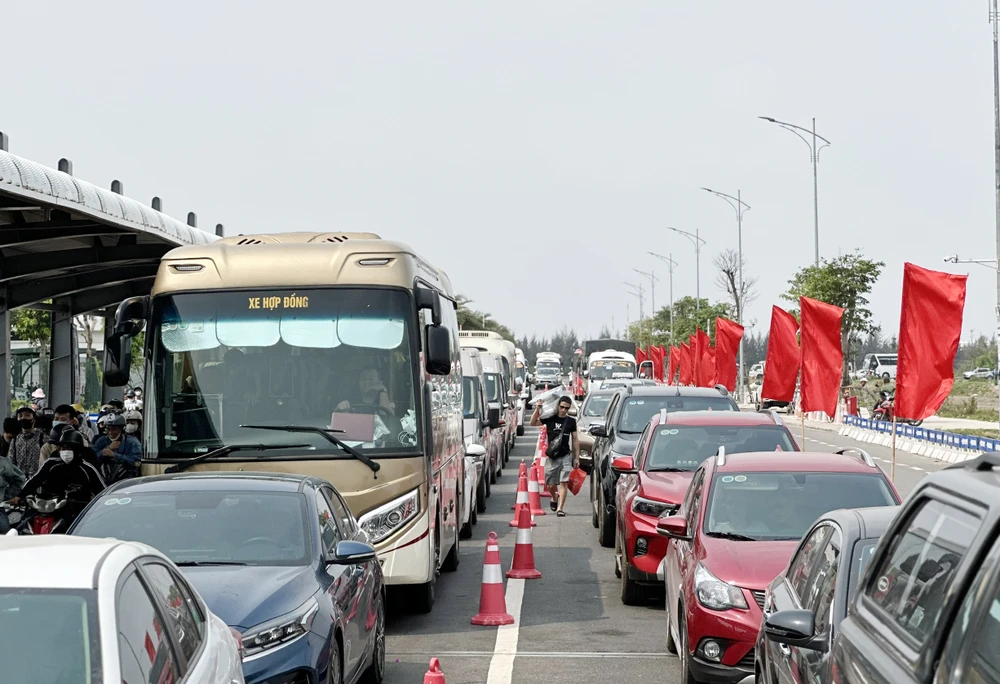 Phà Đồng Bài thường xuyên ùn tắc vào dịp cuối tuần trong mùa cao điểm du lịch <i>đảo Cát Bà</i>. Ảnh: NS