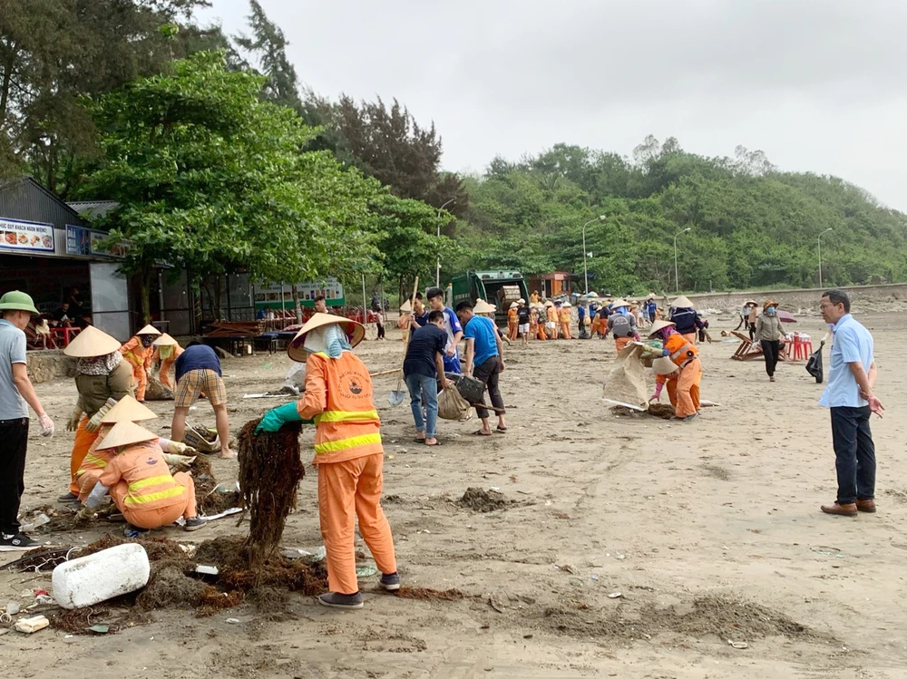 Các lực lượng được huy động gấp để dọn rác tại các bãi biển Đồ Sơn ngay trong sáng 29-4. Ảnh: Ngọc Sơn