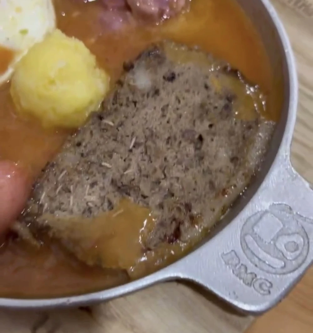 Giòi lúc nhúc trên bề mặt miếng pate trong đĩa bánh mì chảo. Ảnh cắt từ clip