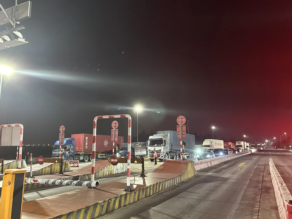 Hàng dài phương tiện chờ hai bên đầu trạm BOT cầu Bạch Đằng để trạm cập nhật phần mềm điều chỉnh giá vé. Ảnh: Ngọc Sơn