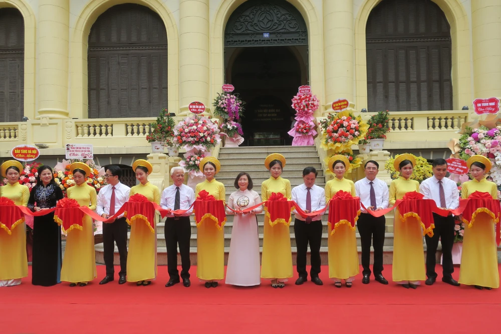Sáng 11-5, Bảo tàng Hải Phòng phối hợp với nhà sưu tập An Biên trưng bày ''<b>Bảo vật quốc gia</b> - Sưu tập An Biên'. Giám đốc Sở Văn hoá Thể thao hải Phòng Trần Thị Hoàng Mai cho biết, đây là một trong những hoạt động chính trong khuôn khổ của Lễ hội Hoa Phượng Đỏ - Hải Phòng 2024, 'Hải Phòng - Bừng sáng miền di sản', là dịp để TP Hải Phòng giới thiệu đến đông đảo công chúng, khách tham quan trong nước và quốc tế về ý nghĩa, giá trị văn hoá đặc sắc của mỗi hiện vật được trưng bày, góp phần bảo tồn và phát huy giá trị di sản văn hoá của dân tộc. Ảnh: Ngọc Sơn