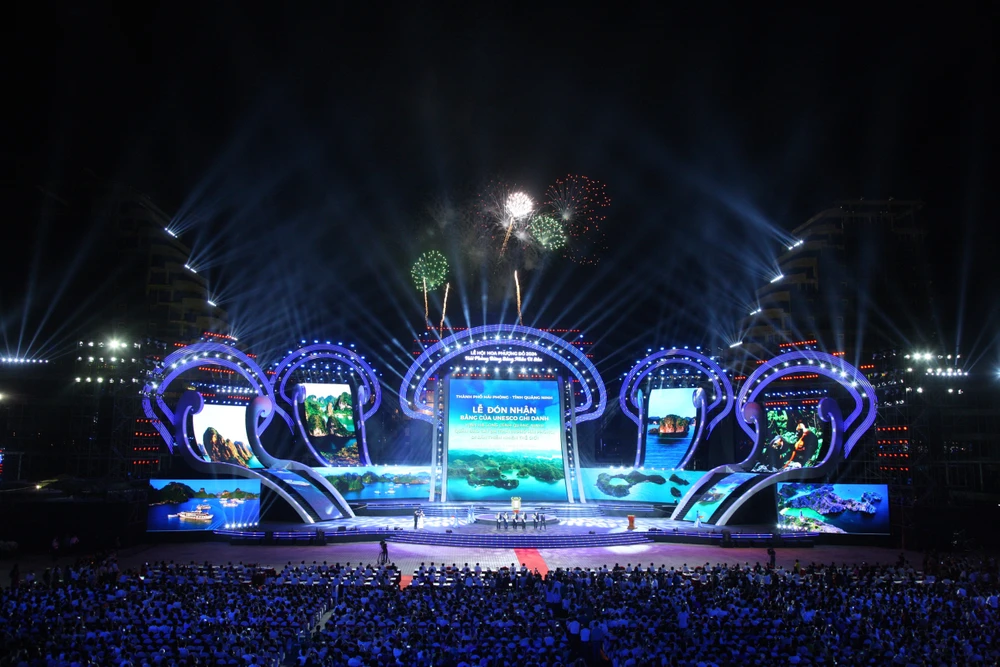 Sân khấu của Lễ hội Hoa Phượng đỏ 2024 là sân khấu lớn nhất Hải Phòng từng thực hiện với cảm hứng hình tượng bông hoa phượng bừng nở