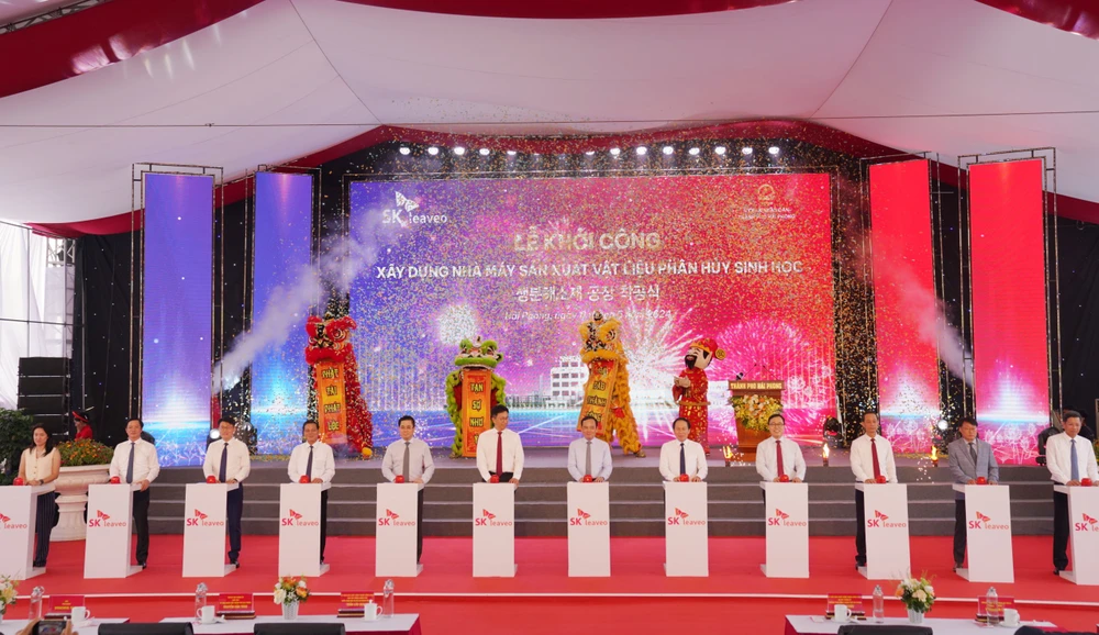 Các đại biểu bấm nút khởi công nhà máy sản xuất vật liệu phân huỷ sinh học tại Hải Phòng