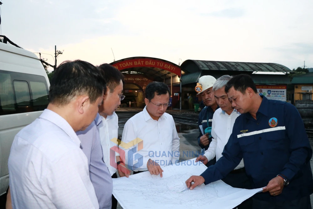 Chủ tịch UBND Quảng Ninh Cao Tường Huy và lãnh đạo Tập đoàn Công nghiệp Than - Khoáng sản Việt Nam tại hiện trường vụ việc công ty Than Quang Hanh. Ảnh: QMG