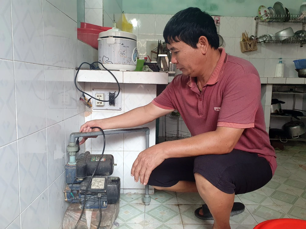 Gia đình ông Nguyễn Ngọc Hoán phải sử dụng nước giếng khoan được bơm lên từ nửa tháng nay do nước sạch nhà máy nước cung cấp không bảo đảm. Ảnh: Ngọc Sơn