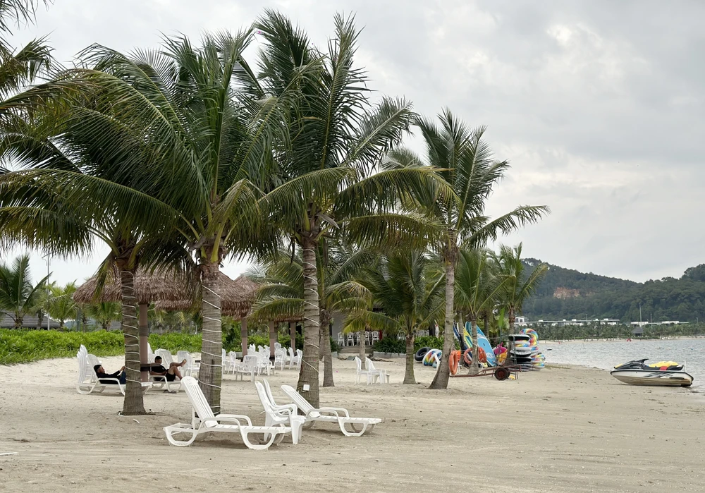 Bãi tắm công cộng Vụng Hương vừa được quận Đồ Sơn, Hải Phòng đưa vào khai thác từ dịp nghỉ lễ 30-4. Ảnh: Ngọc Sơn