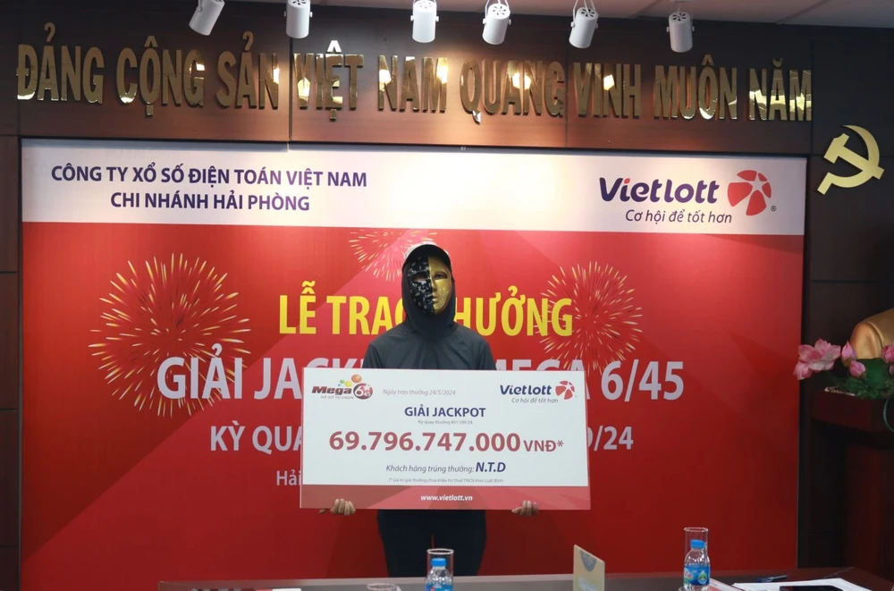 Anh D. nhận giải Jackpot xổ số tự chọn Mega 6/45 kỳ QSMT số 1199 của Vietlott