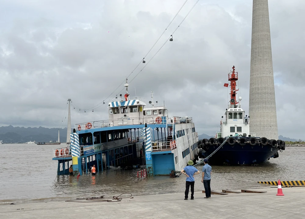 Phà ra Cát Bà gặp sự cố, bị chìm. Ảnh: Ngọc Sơn