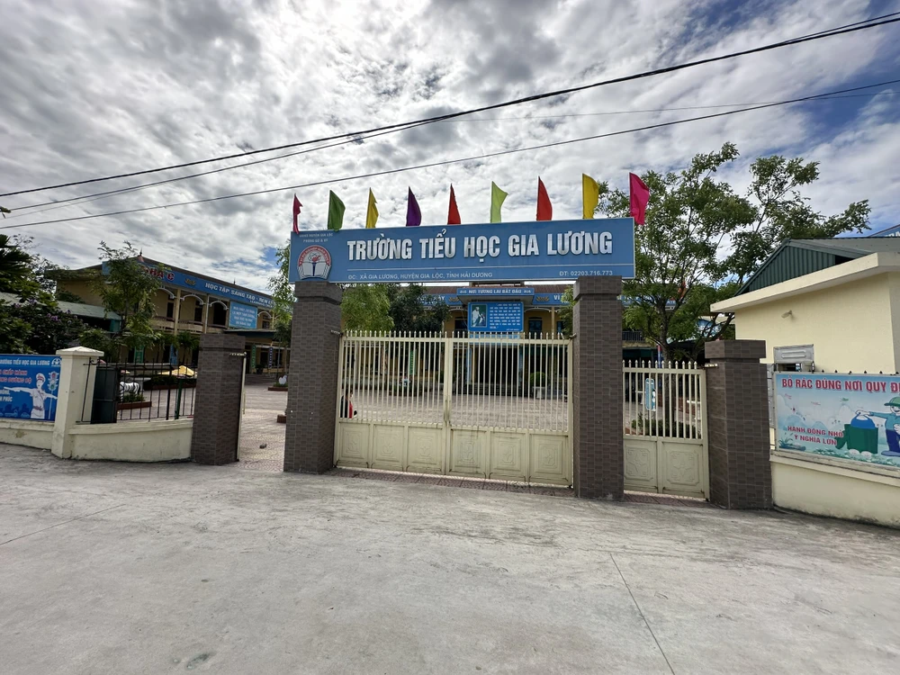 Trường Tiểu học Gia Lương - nơi xảy ra vụ 'lùm xùm' những ngày qua trên mạng xã hội về vụ việc học sinh lớp 1 không được ăn liên hoan do mẹ không đóng quỹ. Ảnh: Ngọc Sơn
