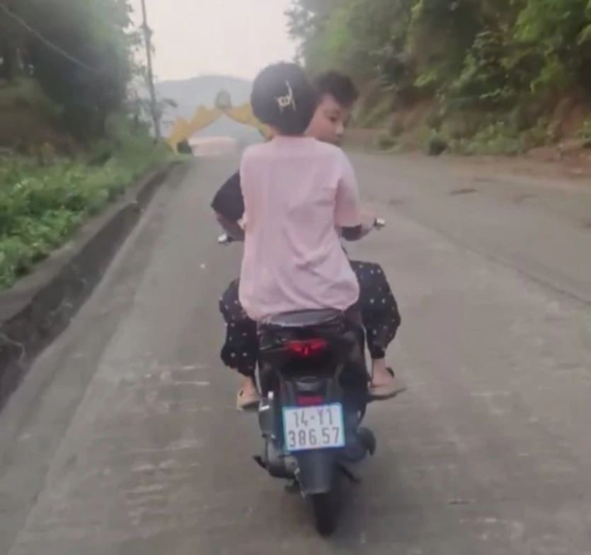 Hình ảnh nam thiếu niên không đội mũ bảo hiểm, đánh võng trước đầu xe cảnh sát giao thông được tổ công tác ghi lại. Ảnh: CAQN