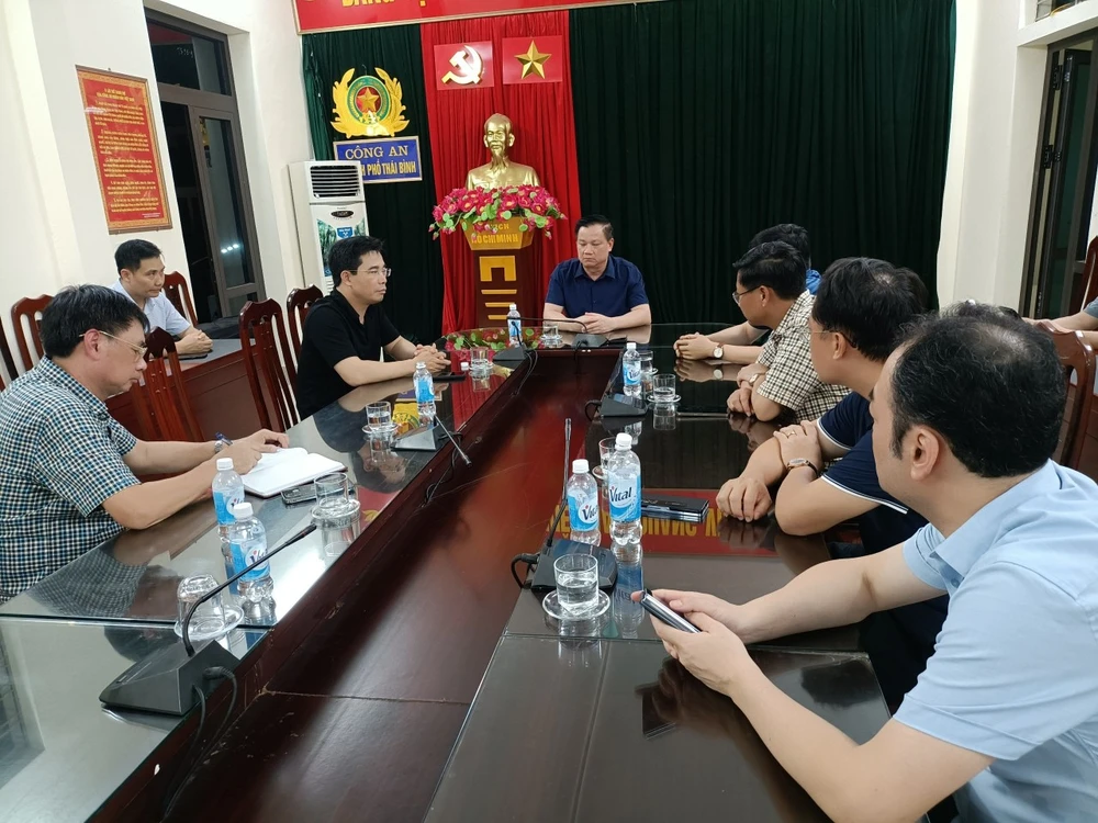 Chủ tịch UBND tỉnh Thái Bình họp gấp với các cơ quan liên quan ngay trong tối 29-5 để chỉ đạo làm rõ vụ việc một trẻ mầm non tử vong vì bị bỏ quên trên xe đưa đón của trường Mầm non Hồng Nhung, tỉnh này. Ảnh: CTV