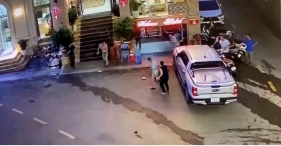 Hiện trường vụ việc người chủ khách sạn bị thạch cao rơi trúng ô tô, văng vào đầu khiến tử vong